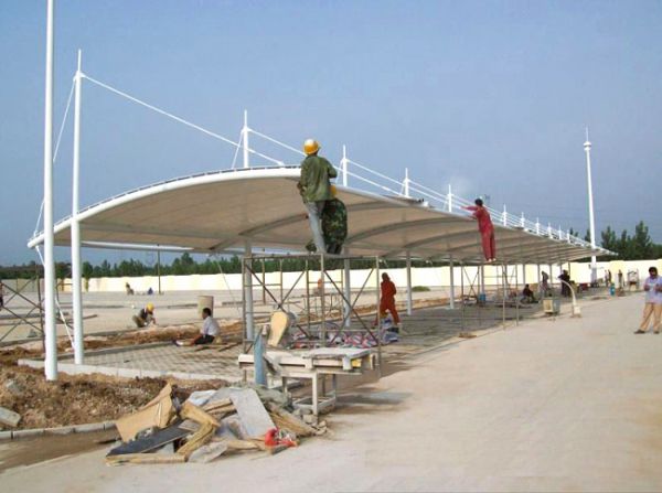 膜結(jié)構(gòu)車(chē)棚現(xiàn)場(chǎng)安裝